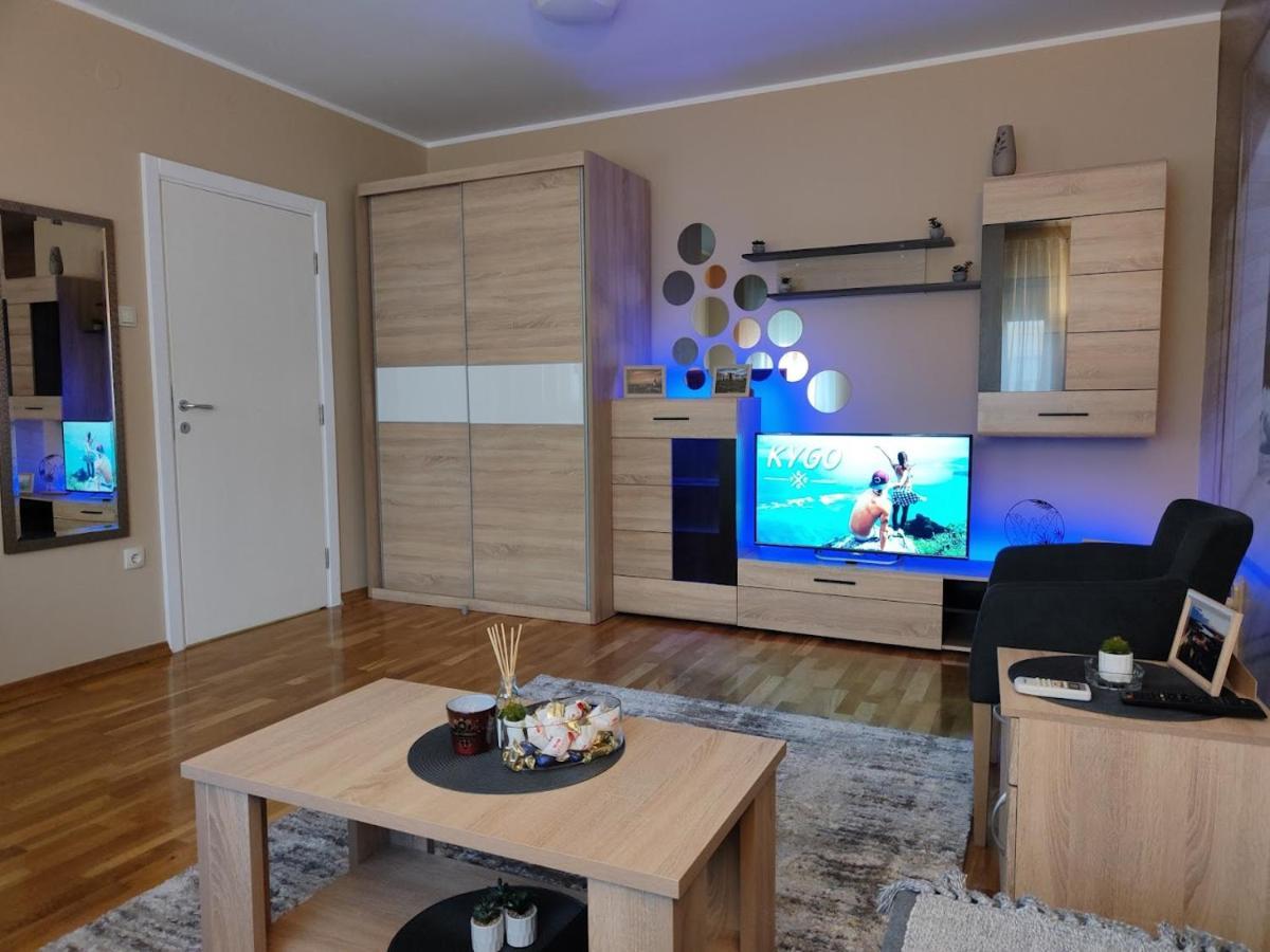 Apartman Espresso Sa Parkingom 스렘스카 미트로비차 외부 사진