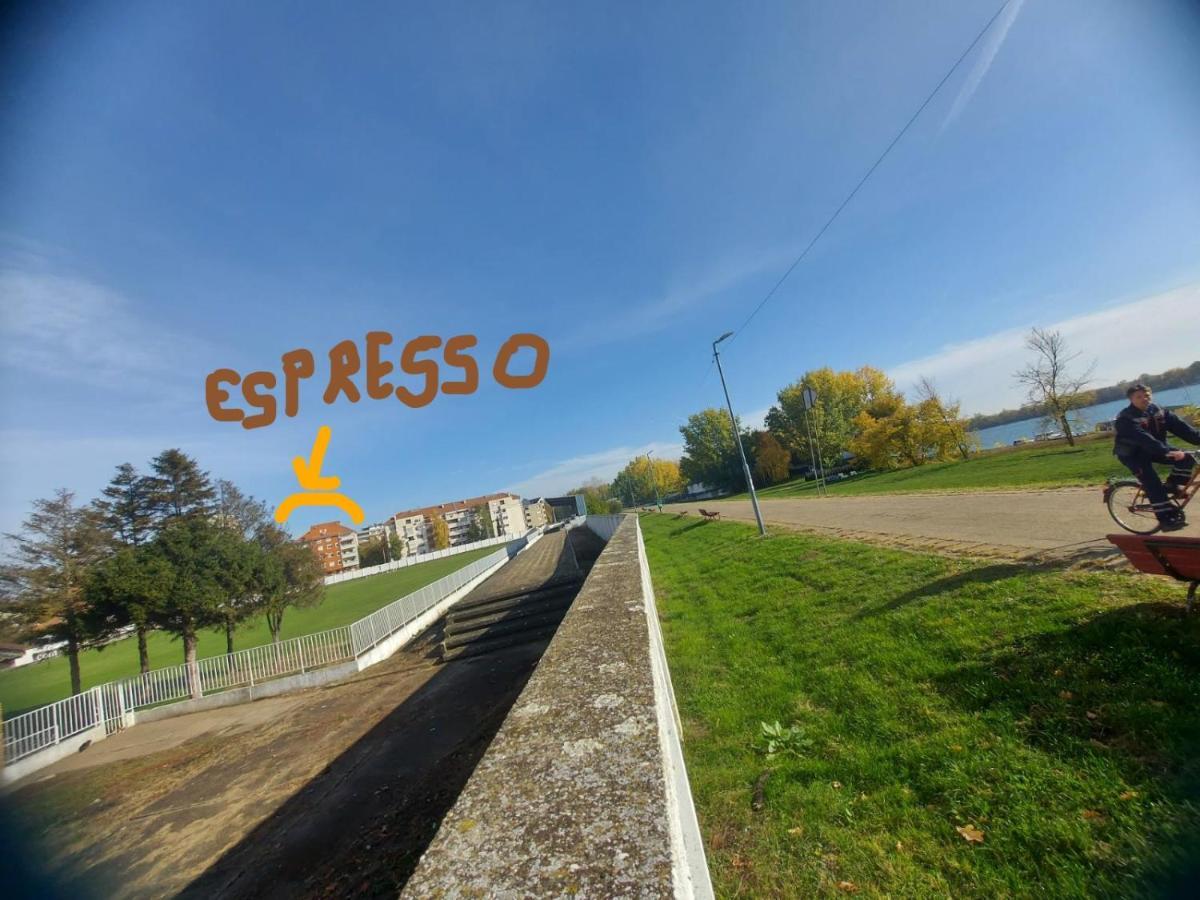 Apartman Espresso Sa Parkingom 스렘스카 미트로비차 외부 사진